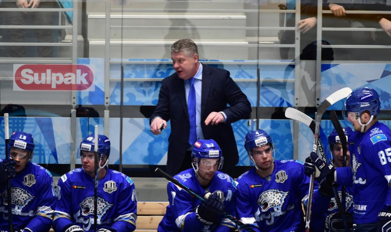 «Будем разбираться». Юрий Михайлис впервые прокомментировал драку хоккеистов на тренировке и разобрал поражение от «Салавата Юлаева»