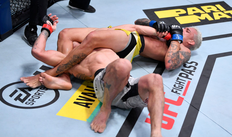 Тони Фергюсон проиграл Чарльзу Оливейре в соглавном бою турнира UFC 256 (+Видео)