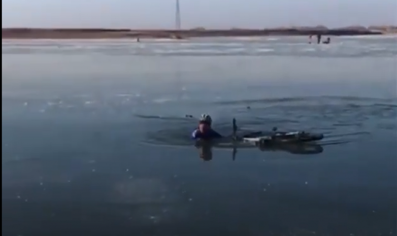ВИДЕО (18+). Велосипедист-иностранец провалился под лед на реке в Атырау. Спортсмена спасли местные жители