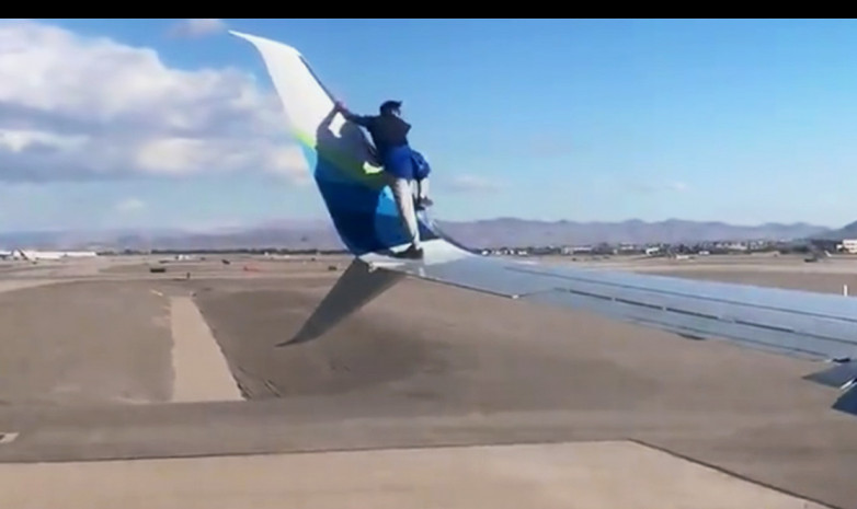 Мужчина пытался улететь из Лас-Вегаса на крыле самолета (ВИДЕО)