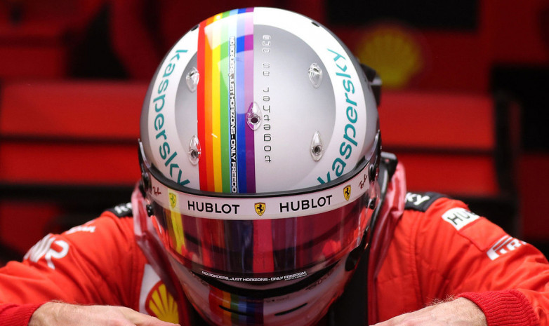 Радужный шлем Феттеля  стал самым дорогим в истории Формулы-1