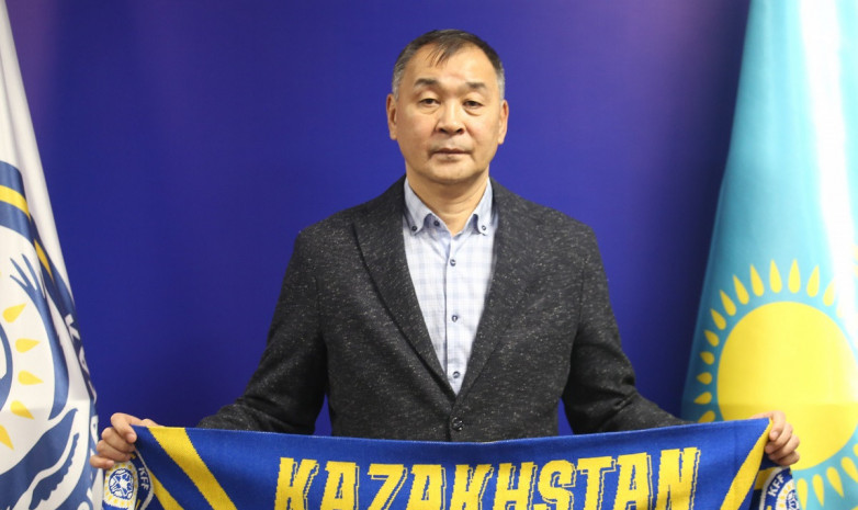 Федерация футбола официально представила нового главного тренера сборной Казахстана 