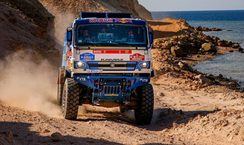Антон Шибалов стал победителем 11-го этапа «Дакара-2021» в зачете грузовиков