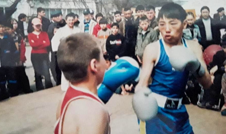 «Бокс – моя жизнь». Жанибек Алимханулы поделился фото боя на улице в детстве