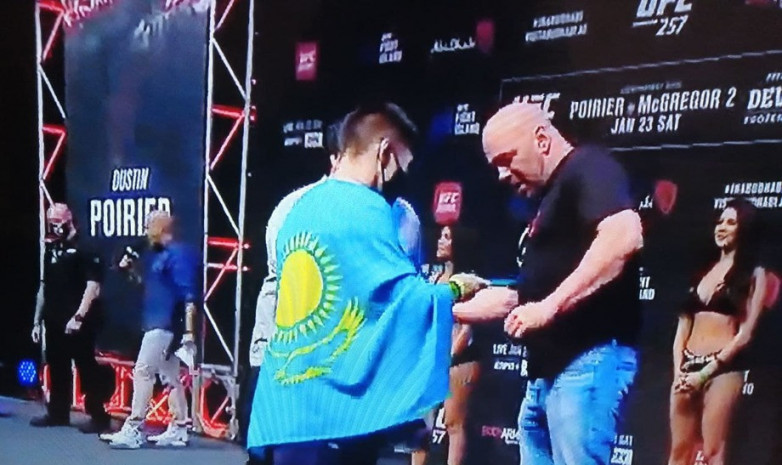 ФОТО. Жумагулов после взвешивания подарил президенту UFC казахстанский шоколад 
