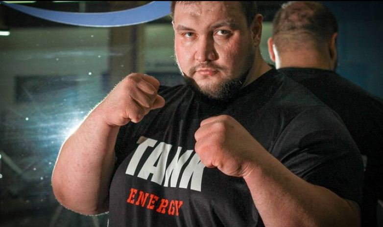 Новоселов победил Вильданова в боксерском поединке спортсменов общим весом 329 кг