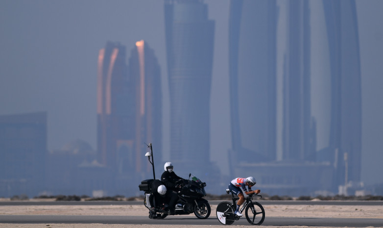 Видео. Невероятно жесткое падание гонщика на ровном месте за 10 метров до финиша на «Туре ОАЭ»