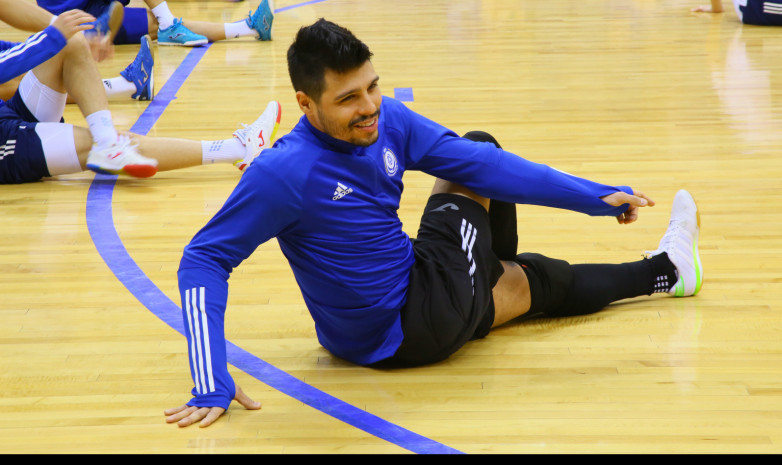 ВИДЕО. Голкипер сборной Казахстана выполнил «удар скорпиона» на тренировке