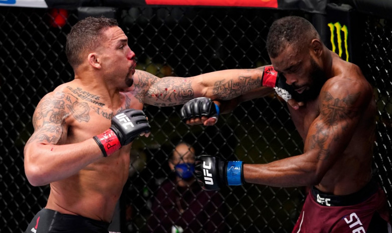 Бой UFC Вегас 21 признан несостоявшимся из-за запрещенного ударом коленом (+Видеообзор)