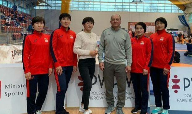 Сборная Кыргызстана по женской  борьбе готовится к лицензонным турнирам