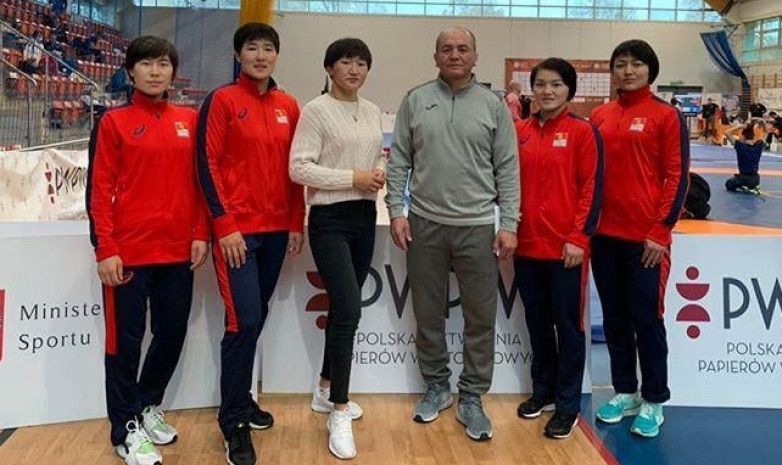 Женская сборная Кыргызстана проводит сборы на Иссык-Куле