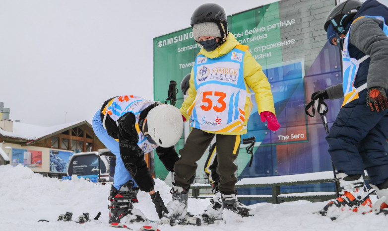 Дети из малообеспеченных и многодетных семей получили возможность встать на горные лыжи