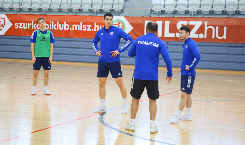 ВИДЕО. Сборная Казахстана провела первую тренировку в Будапеште перед матчем отбора ЧЕ-2022