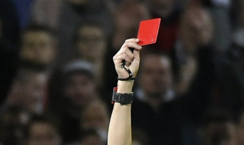 Видео. В Бразилии футболист получил красную карточку на 9 секунде игры