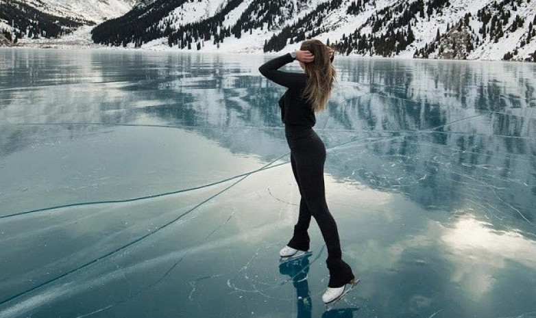 «Одна из самых непростых съемок». Казахстанская фигуристка покаталась по весеннему льду озера Торайгыр (+Видео)