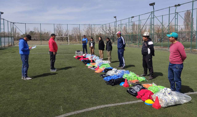 Кыргызский футбольный союз передал региональным ассоциациям экипировки для команд