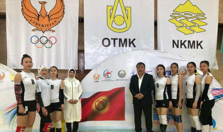 Команда из Кыргызстана выступает на турнире по волейболу в Узбекистане