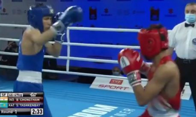 Казахстанский боксер перевел соперника в партер прямо во время боя