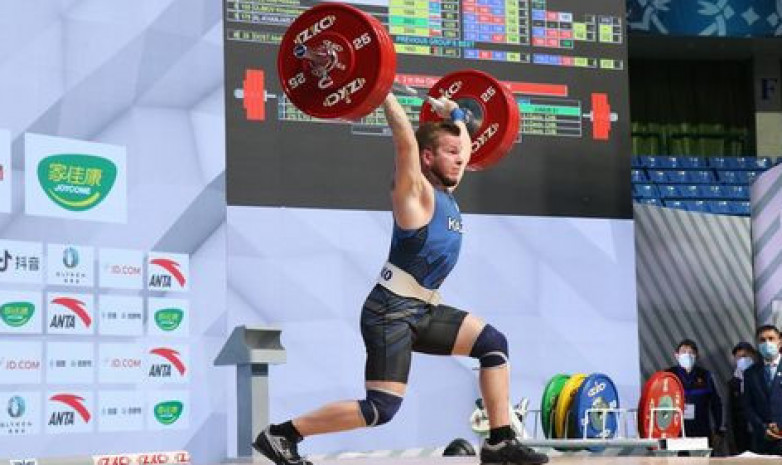 Александр Уваров остался без медали на чемпионате Азии по тяжелой атлетике
