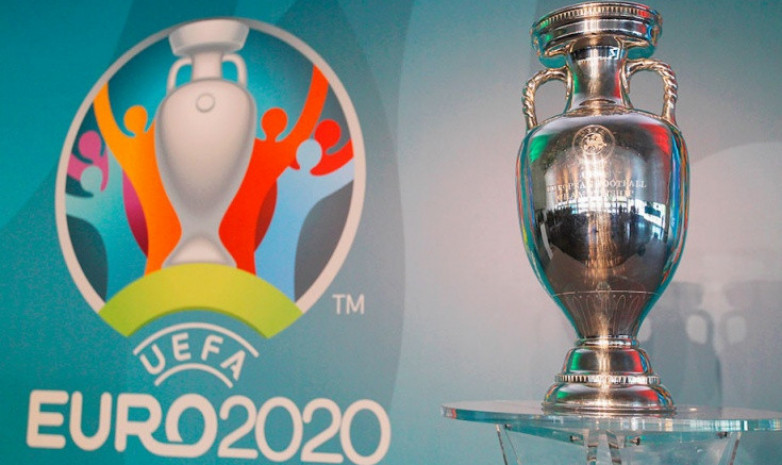 Видео. Кубок Евро-2020 упал на землю во время прямого эфира