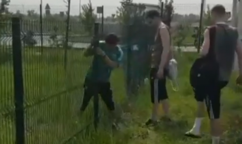 ВИДЕО. Футболисты казахстанского клуба были вынуждены пробираться на тренировку через дырку в заборе