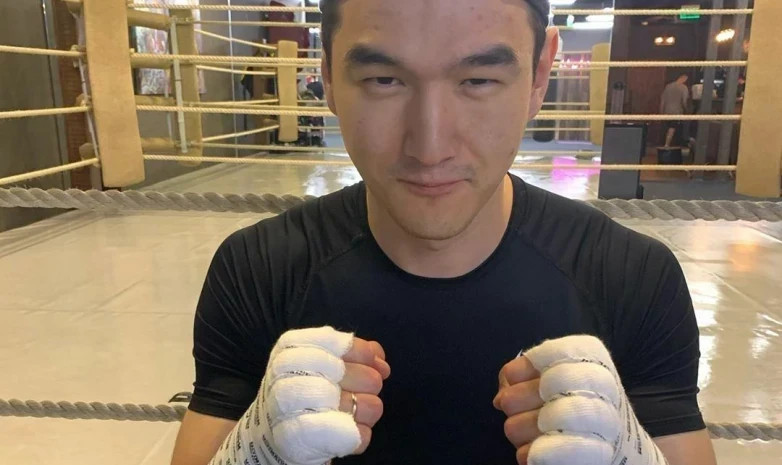 Казахстанский стендап-комик  стал ринг-анонсером на вечере бокса Басты