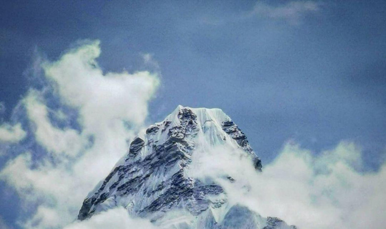 Именитый казахстанский альпинист покорил вершину в Непале