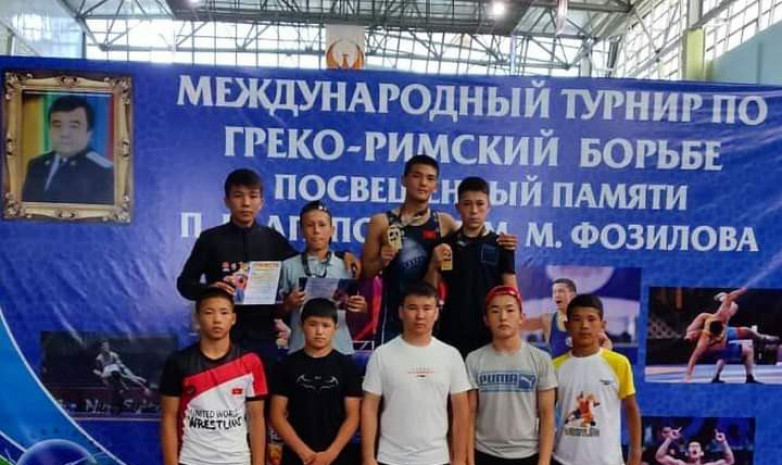 Два борца завоевали золото на турнире в Узбекистане