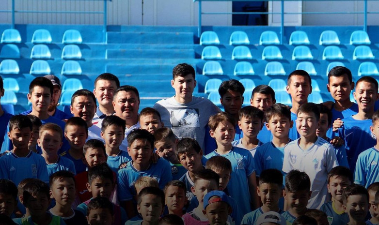 Бақтиер Зайнутдинов «Тараз» футбол орталығының тәрбиеленушілерімен кездесті