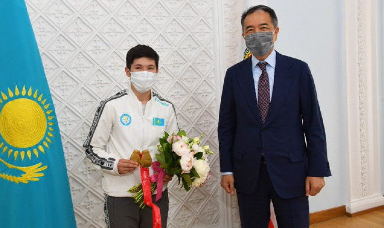 Аким Алматы поздравил Назым Кызайбай с победой на чемпионате Азии