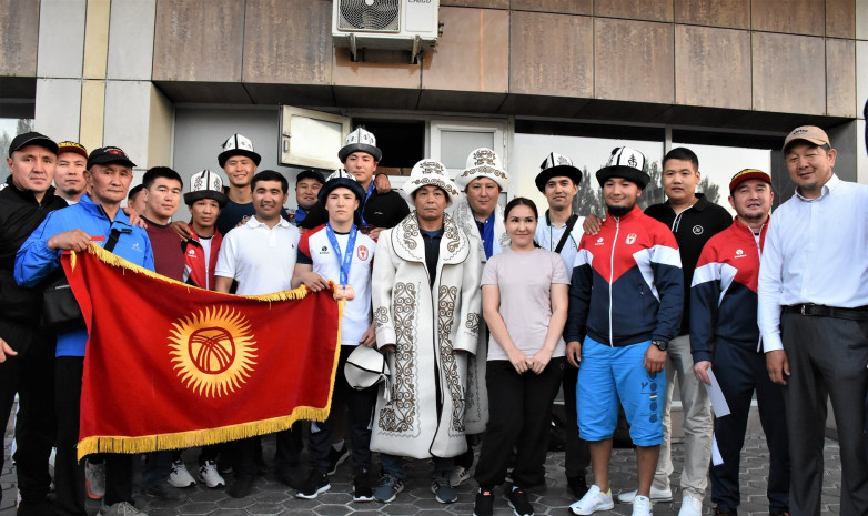 В Бишкеке встретили бронзовых призеров чемпионата Азии 