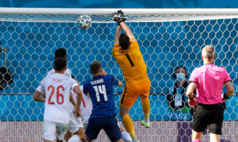 «В стиле Матяша»: Вратарь сборной Словакии забросил мяч в свои ворота на ЕВРО-2020