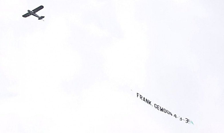 Фанаты сборной Нидерландов заказали самолет с баннером «Играйте 4-3-3»