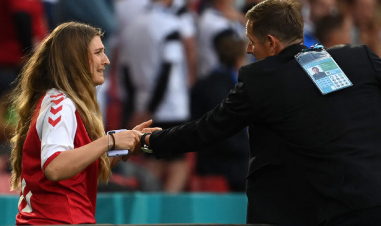 Жена Эриксена расплакалась на поле, ее утешали футболисты сборной Дании