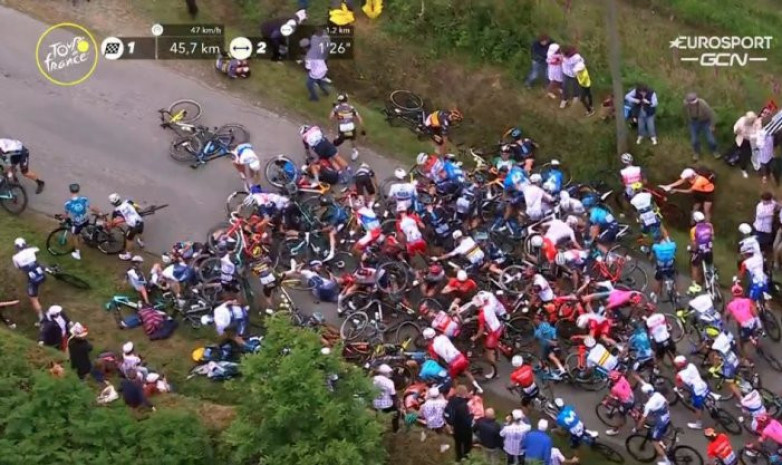 «Тур де Франс» начался с массового завала - помешал зритель с табличкой