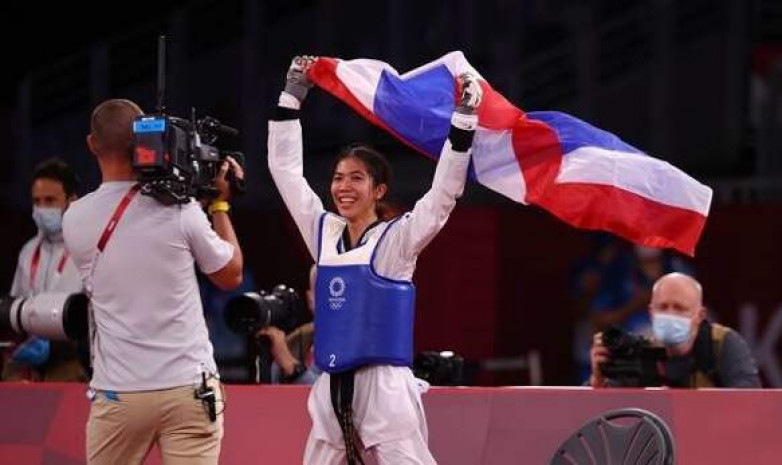 Видео. Спортсменка из Тайланда отдала олимпийскую медаль отцу
