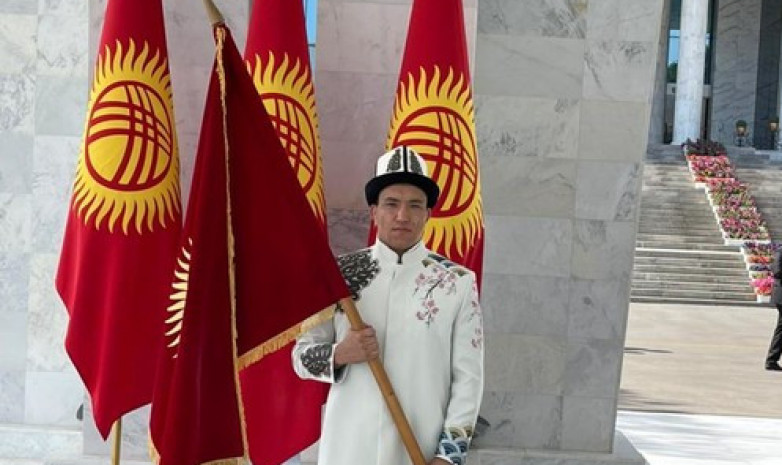 Премьер-министр вручил капитану сборной Кыргызстана Атабеку Азисбекову флаг Кыргызстана