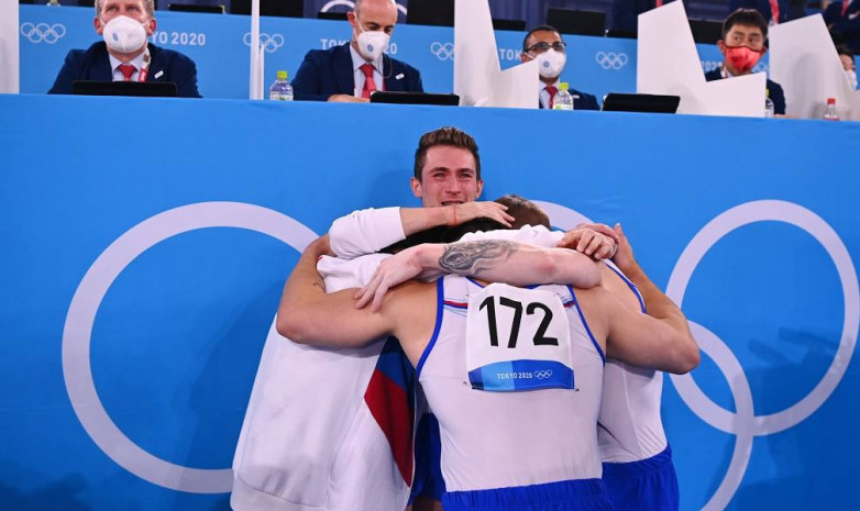 Российские гимнасты принесли стране «золото» на Олимпиаде в командном многоборье впервые за 25 лет