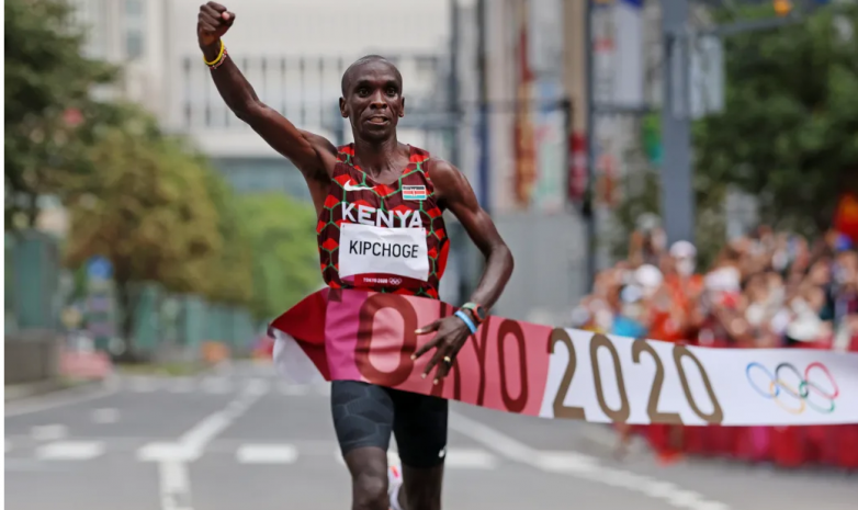 Кениец Кипчоге завоевал «золото» в мужском марафоне на Олимпийских играх-2020 в Токио