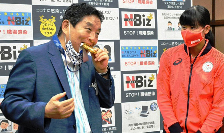 Олимпийской чемпионке по софтболу заменят золотую медаль, которую укусил мэр Нагои