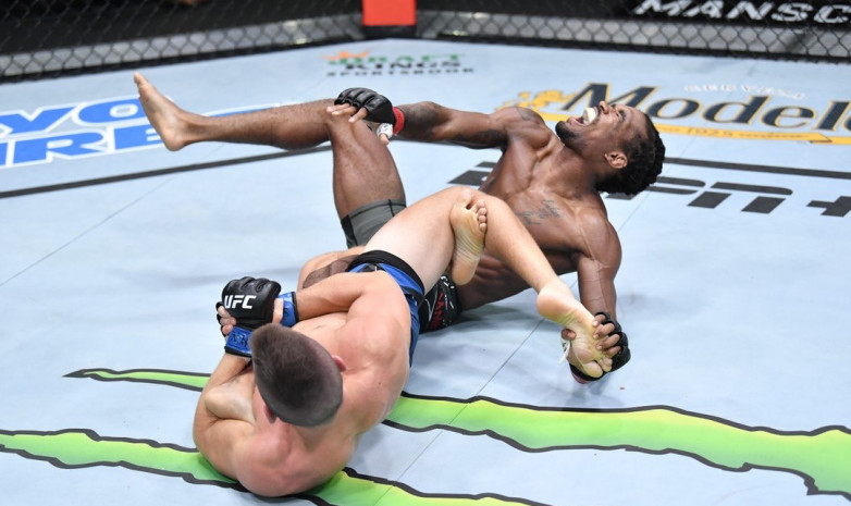UFC Вегас 35. Сабатини победил Эммерса болевым приемом на ногу (+Видео)