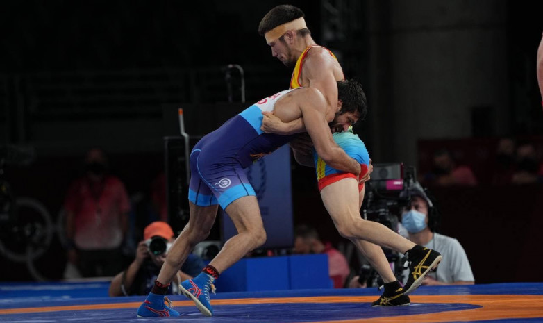 Видео полуфинального поединка между Нурисламом Санаевым и Рави Кумаром на Олимпийских играх в Токио