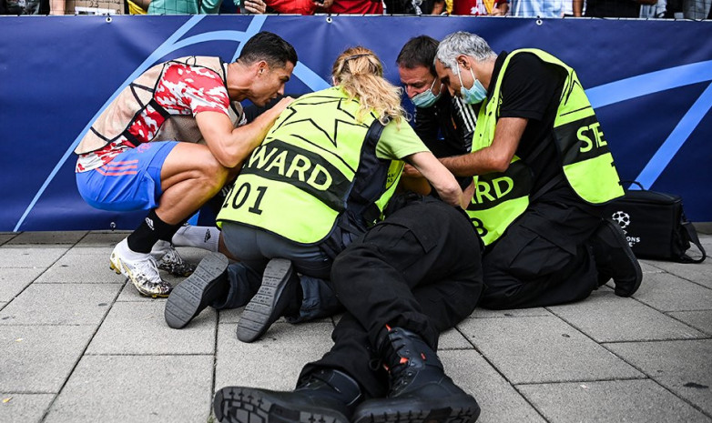Криштиану Роналду сбил с ног ударом мяча женщину и подарил ей футболку после матча Лиги чемпионов