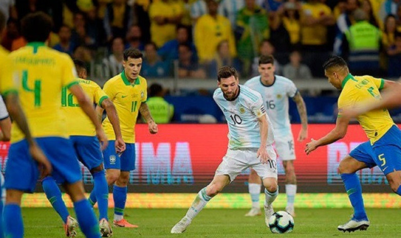 Полиция Бразилии задержала четырех игроков сборной Аргентины прямо на поле — матч прерван
