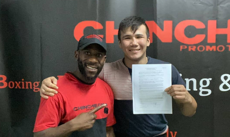 «Я иду к своей цели». Казахстанский боксер подписал контракт на дебютный поединок в США