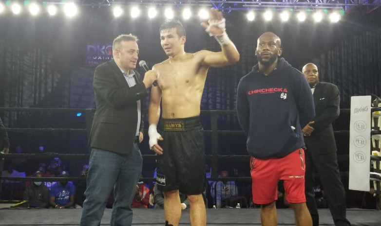 «Век живи, век учись». Казахстанский боксер прокомментировал первую победу в дебютном бою в США