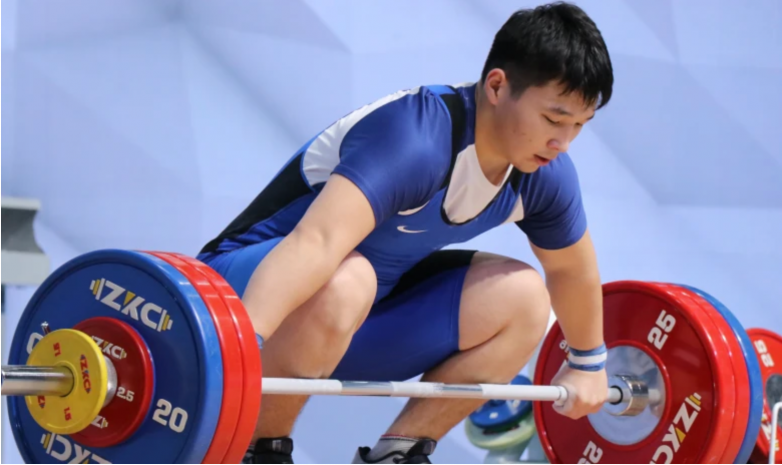 Казахстанский тяжелоатлет Рахат Бекболат стал чемпионом мира среди юношей