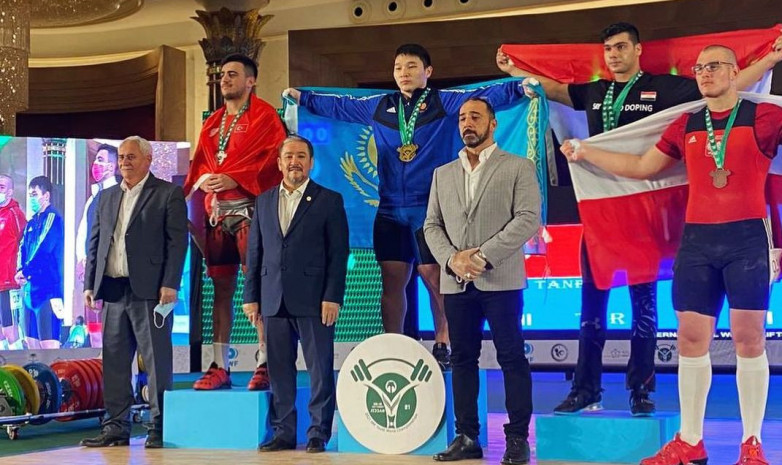 «Они между собой соревновались». Казахстанский тяжелоатлет – о победе на юношеском чемпионате мира