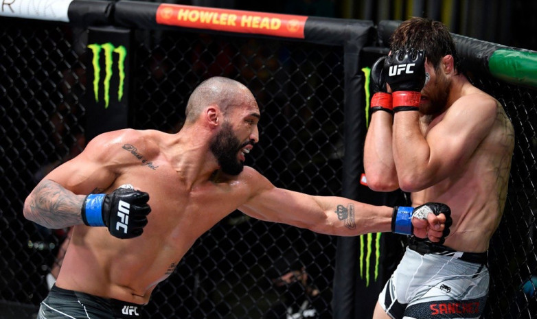 Силва техническим нокаутом победил Санчеса на турнире UFC Вегас 40 (+Видео)