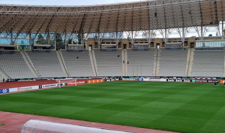 Фото. «Карабах» - «Қайрат» матчы алдында Баку стадионында көгал жаңартылды